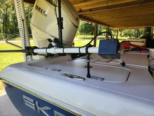 Boat engine and mounted equipment under shelter